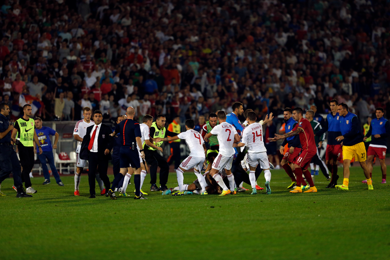 Illustration for article titled Un dron (y una bandera) causan el caos en el partido Serbia-Albania